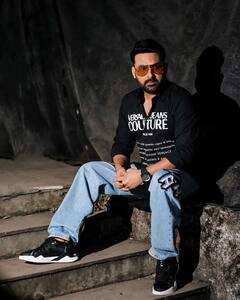 Kapil Sharma New Look: ब्लैक शर्ट और डेनिम जींस में कपिल शर्मा का बिंदास लुक, पार्टी के लिए हैं बेस्ट ऑप्शन