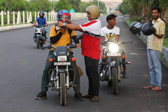 Raghvendra Singh को कैसे मिली हेलमेट मैन ऑफ इंडिया की उपाधि,यहां जानिए