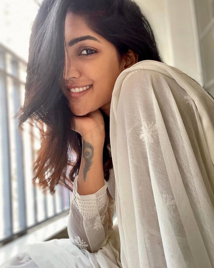 ఆ మధ్య ఓటీటీలో విడుదలయిన 'పిట్ట కథలు', 'త్రి రోజెస్' అనే వెబ్ సిరీస్ ల్లోను నటించింది. Image Credit: Eesha Rebba/Instagram