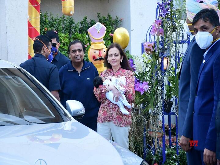 ईशा अंबानी और आनंद परीमल की शादी 2018 में बड़े धूमधाम से की गई थी. इस शादी में कई बॉलीवुड सेलिब्रीटिज नजर आए थे.