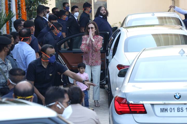 లాస్‌ ఏంజెల్స్‌లో డెలివరీ అయ్యాక తొలిసారి ఇండియాకు వచ్చిన ఇశా అంబానీకి ముకేశ్ అంబానీ దంపతులు గ్రాండ్ వెల్‌కమ్ చెప్పారు.