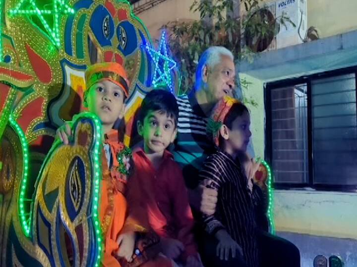 उंट, घोडे आदी ऐश्वर्यपूर्ण दिमाखात तीन राजे आणि त्यांचा लवाजमा या मिरवणुकीत दिसत होता.