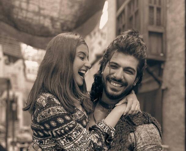 शिझानसोबत तुनिषाचे प्रेमसंबंध होते. त्या नैराश्यातून तिनं हे पाऊल उचललं आहे. शिजान खानला चौकशीसाठी ताब्यात घेण्यात आलं आहे, असं पोलिसांनी सांगितलं आहे.