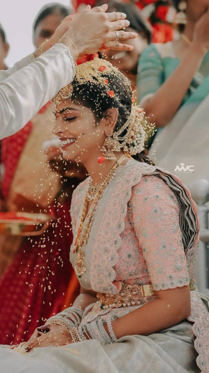 శనివారం బంధువులు, కుటుంబ సభ్యుల నడుమ ఘనంగా ఈ వేడుకను నిర్వహించారు.(Image Credits: Monika Instagram)