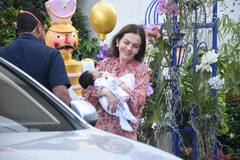 Isha Ambani Baby Photos: बेटी के बेबी को गोद में लेकर सातवें आसमान पर थी नीता अंबानी की खुशी, सामने आई खूबसूरत तस्वीरें