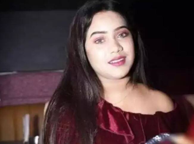 एका वृत्तसंस्थेनं दिलेल्या माहितीनुसार, शनिवारी (16 जुलै) एका मैत्रिणीला भेटण्यासाठी पूजा एका हॉटेलमध्ये गेली. त्यानंतर ती घरी आली. पण अचानक तिनं स्वत:ला खोलीमध्ये कोंडून घेतलं. त्यानंतर तिच्या घरातून बराच वेळ आवज आला नाही. तेथील स्थानिक लोकांनी पोलिसांना माहिती दिली. पोलिसांनी पूजाच्या घराचा दरवाजा उघडला. पोलिसांना पूजाचा मृतदेह पंख्याला लटकलेला अढळला.