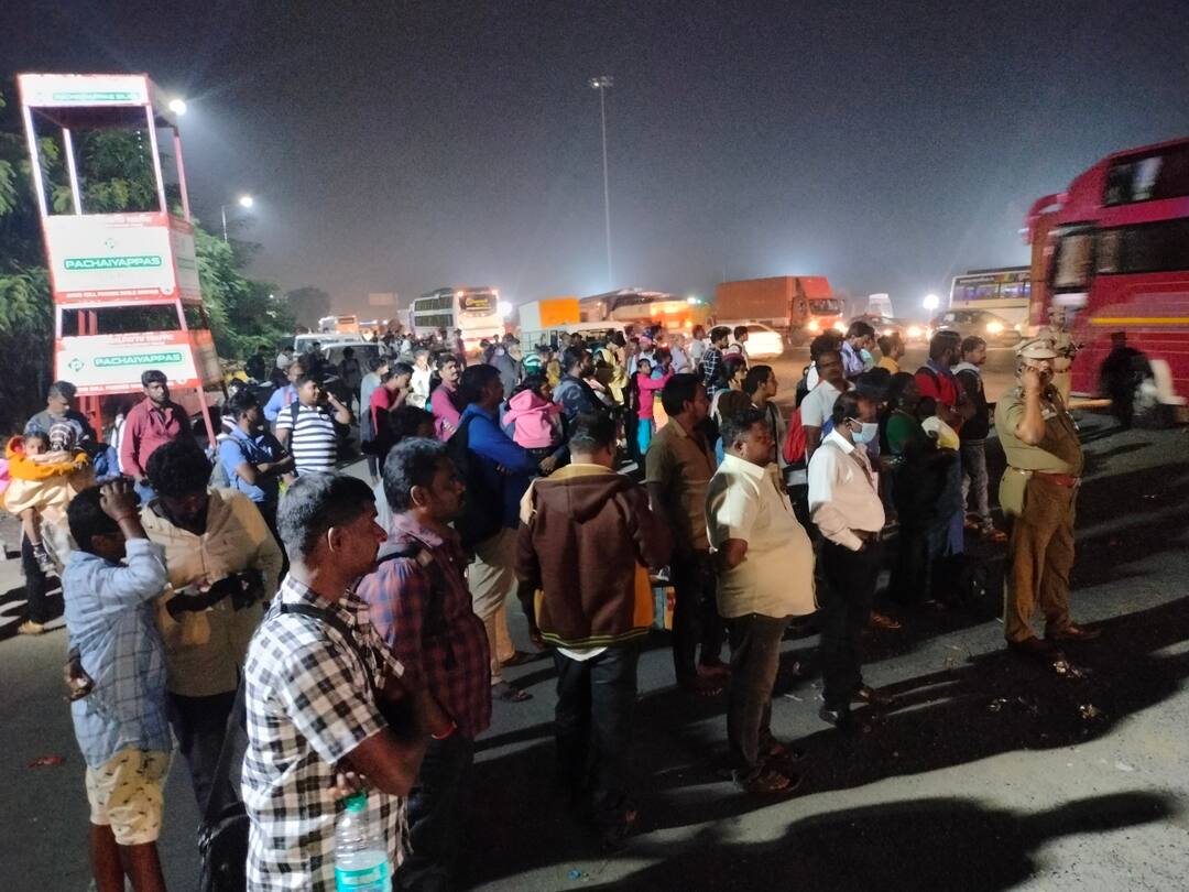 Continuous holiday Overcrowded buses Passengers waiting in the middle of the night at paranur toll gate தொடர் விடுமுறை..! நிரம்பி வழிந்த பேருந்துகள்..! நள்ளிரவில் காத்துக் கிடந்த பயணிகள்..!