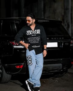 Kapil Sharma New Look: ब्लैक शर्ट और डेनिम जींस में कपिल शर्मा का बिंदास लुक, पार्टी के लिए हैं बेस्ट ऑप्शन