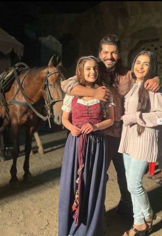 मिळालेल्या माहितीनुसार आज दुपारी शिजान आणि तुनिषा या दोघांनी एकत्र त्याच्या रूममध्ये जेवण केले. त्यानंतर शिजान हा सेटवर शूटिंगसाठी गेला आणि शिझानच्या रूममध्येच तिने आत्महत्या केली.