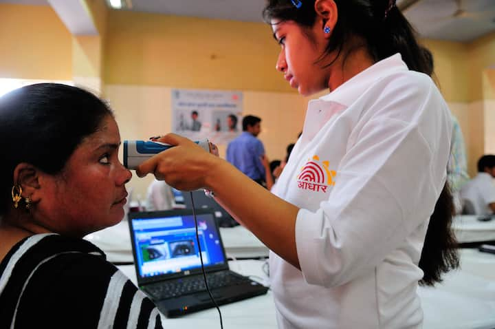 UIDAI Alert: আপনার আধার কার্ডেও উঁকি দিচ্ছে প্রতারকরা।  ব্যবহারকারীদের তাই আগেভাগেই সতর্ক করল ইউনিক আইডেন্টিফিকেশন অথরিটি অফ ইন্ডিয়া (UIDAI)।