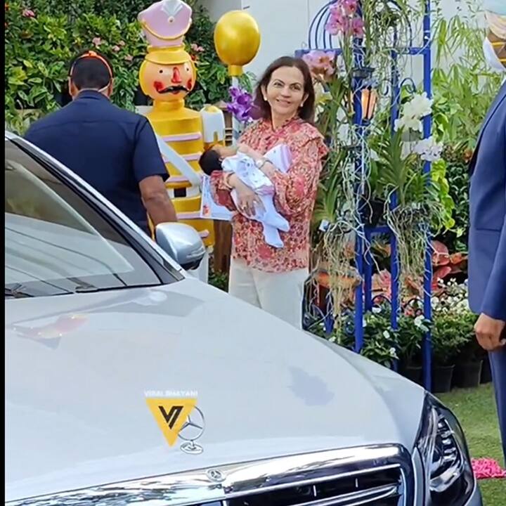 ईशा अंबानीने आनंद पिरामलबरोबर लग्न केले आहे. हे दोघेही आता एक मुलगा आणि एका मुलीचे पालक झाले आहेत.