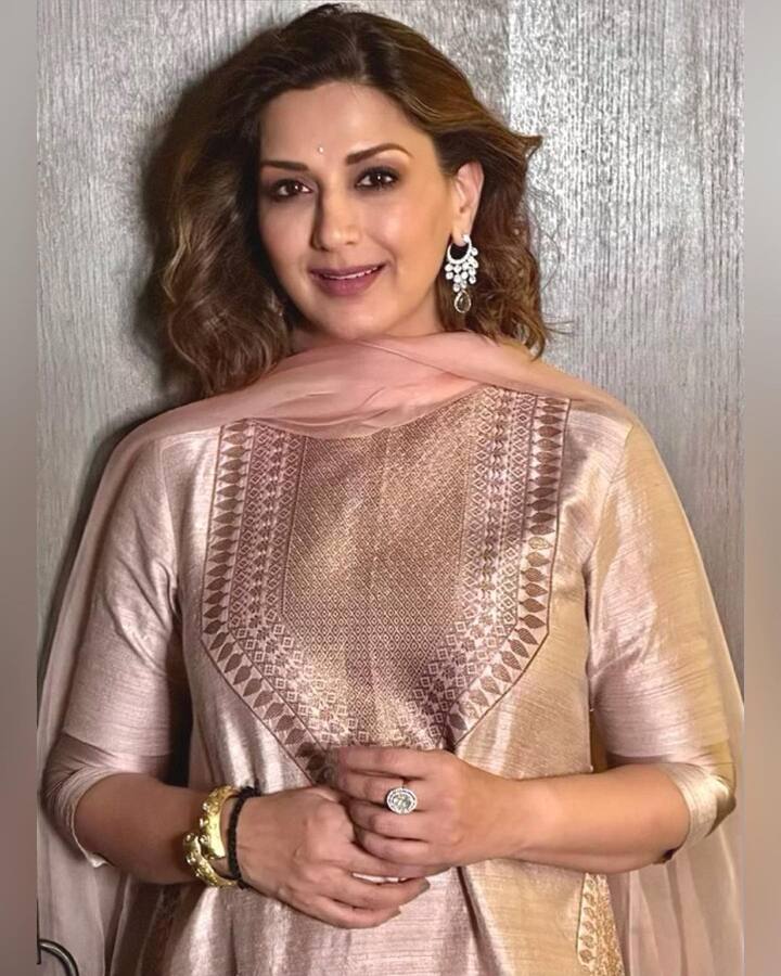 लंबे ब्रेक के बाद  बॉलीवुड की बेहद खूबसूरत एक्ट्रेस सोनाली बेंद्रे 'अजीब दास्तान है ये' शो से टीवी पर कदम रखा था. शो 2014 में शुरू हुआ था, लेकिन अच्छा नहीं रहा और मार्च 2015 में इसे ऑफ-एयर करना पड़ा. (Photo: Instagram/iamSonali Bendre)