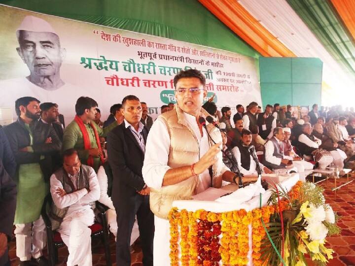 Rajasthan Congress Sachin Pilot on Stage in Bharatpur Kisan Sabha Ayojan Other Congress Leaders Left ANN Rajasthan Congress: सचिन पायलट के मंच पर आते ही वहां से चले गए कांग्रेस पदाधिकारी? आपसी फूट की दिखी झलक