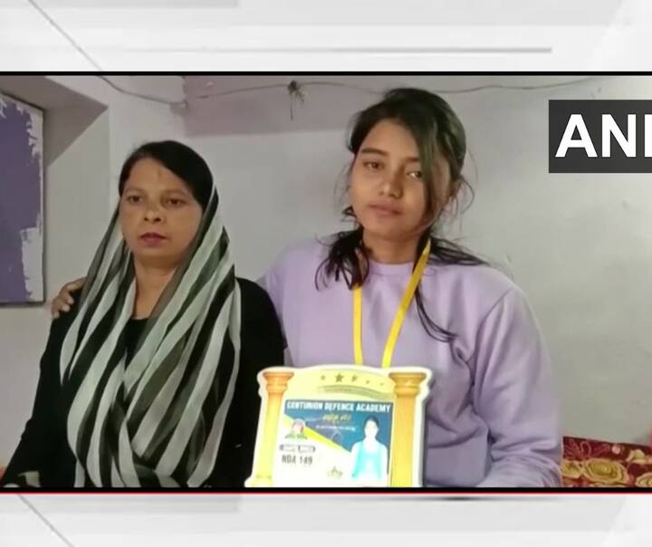 उत्तर प्रदेशच्या मिर्झापूर (Mirzapur) येथील एका छोट्याशा गावात राहणाऱ्या सानिया मिर्झा (Sania Mirza) हिने इतिहास रचला आहे. NDA म्हणजेच राष्ट्रीय सुरक्षा दलाची परीक्षा उत्तीर्ण करत सानियाने नेत्रदिपक भरारी घेतली आहे. या भरारीचं सर्वत्र कौतुक होत आहे. (PC : ANI)