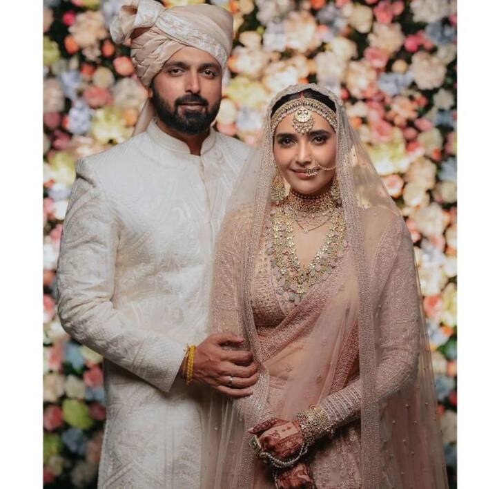 Karishma Tanna Marriage: टीवी एक्ट्रेस करिश्मा तन्ना ने लॉन्ग टाइम बॉयफ्रेंड व बिजनेसमैन वरुण बंगेरा के साथ 5 फरवरी 2022 को धूमधाम से शादी की थी.