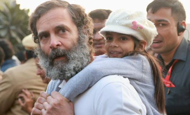 এ দিন কমল হাসনও বক্তৃতা করেন সভায়। তিনি বলেন, “দেশ ভাঙতে নয়, জুড়তে হাত বাড়ান। এখনই এগিয়ে আসতে হবে। আয়নার সামনে দাঁড়িয়ে বুঝলাম।”