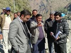 धारचूला में तटबंध बना रहे भारतीय मजदूरों पर गुलेल से निशाना साध रहे नेपाली, वाहनों पर पत्थरबाजी