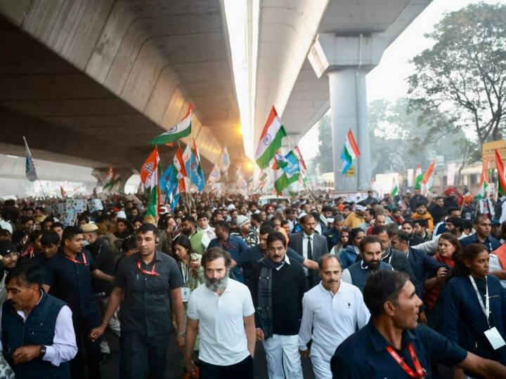 कांग्रेस नेता राहुल गांधी की भारत जोड़ो यात्रा शनिवार को दिल्ली पहुंच गई है. भारत जोड़ो यात्रा में सोनिया गांधी भी शामिल हुईं. इस दौरान प्रियंका और रॉबर्ट वाड्रा भी यात्रा में पहुंचे.