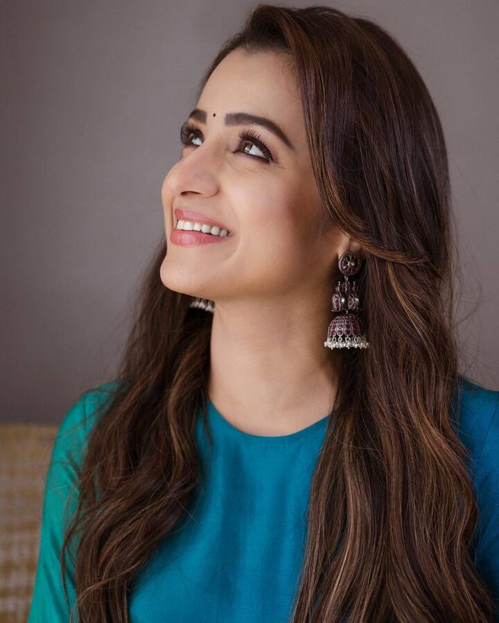 రీసెంట్ గా త్రిష షేర్ చేసిన ఫొటోస్ చూసి అప్పుడెప్పుడో వచ్చిన అతడు మూవీలో అల్లరి చేసిన త్రిష.. ఇప్పుడు కనిపిస్తున్న త్రిష సేమ్ టు సేమ్ ఉన్నారంటున్నారు నెటిజన్లు