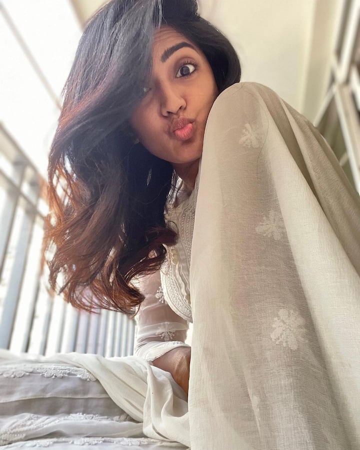 తరువాత 'అమీ తుమి', 'బ్రాండ్ బాబు', 'అరవింద సమేత వీర రాఘవ' సినిమాలతో ప్రేక్షకులను ఆకట్టుకున్నారు. Image Credit: Eesha Rebba/Instagram