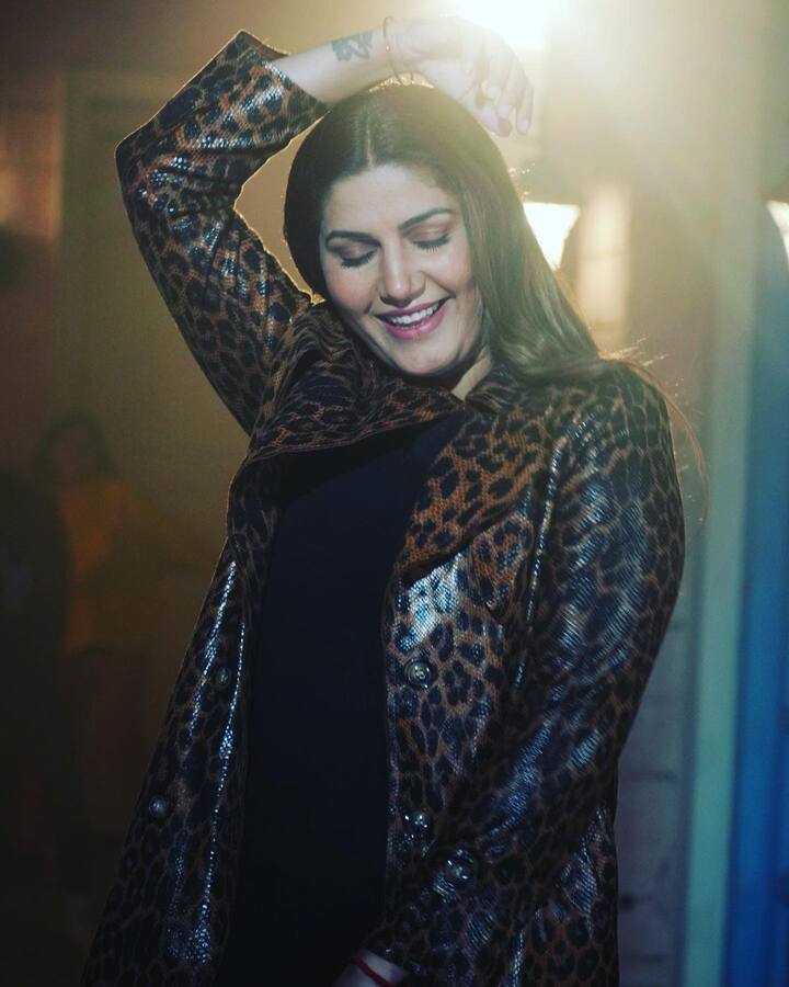 इन तस्वीरों में सपना शॉर्ट ड्रेस के साथ स्टाइलिश कोट पहने हुए कैमरे लिए कॉन्फिडेंस से पोज दे रही हैं. तस्वीरों से फैंस अंदाजा लगा रहे हैं कि जल्द उनका कोई नया गाना आने वाला है.