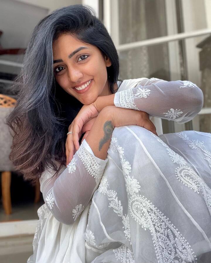 తెలుగులో తన టాలెంట్ తో మంచి గుర్తింపు సంపాదించుకున్న ఇషా రెబ్బ మలయాళంలో 'ఒట్టు' సినిమాలో అవకాశాన్ని దక్కించుకుంది. Image Credit: Eesha Rebba/Instagram