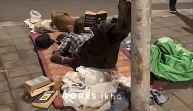 elderly man was reading English novel while lying on footpath under traffic light in Mumbai then what happened next Viral Video: ਸੜਕ ਕਿਨਾਰੇ ਲੇਟ ਕੇ ਅੰਗਰੇਜ਼ੀ ਨਾਵਲ ਪੜ੍ਹ ਰਿਹਾ ਸੀ ਬਜੁਰਗ, ਨੇੜੇ ਜਾ ਕੇ ਪਤਾ ਲੱਗਾ ਕੁਝ ਅਜਿਹਾ, ਕਿਸੇ ਨੂੰ ਨਹੀਂ ਹੋਈਆ ਵਿਸ਼ਵਾਸ