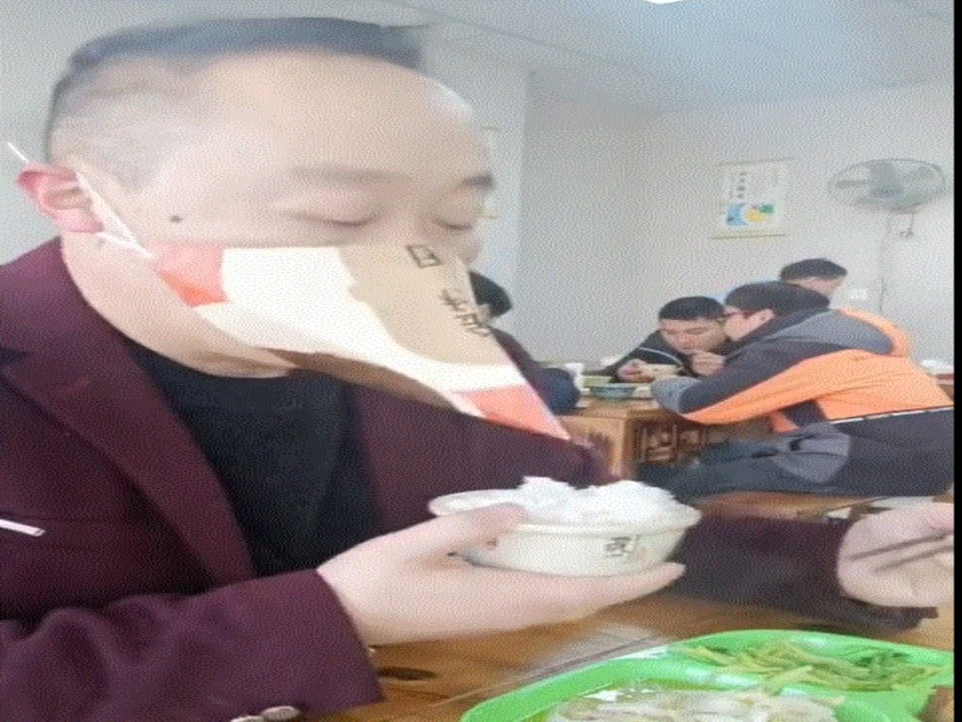 Man Uses Beak Shaped Face Mask For Eating At Restaurant WATCH Man Uses Beak-Shaped Face Mask For Eating At Restaurant: WATCH