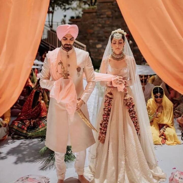 Karan V Grover Marriage: फेमस टीवी एक्टर करण वी ग्रोवर ने मॉडल पॉपी जब्बल के साथ 31 मई 2022 को शादी की थी. कपल ने हिमाचल प्रदेश में एक हश-हश वेडिंग में सात फेरे लिए थे.