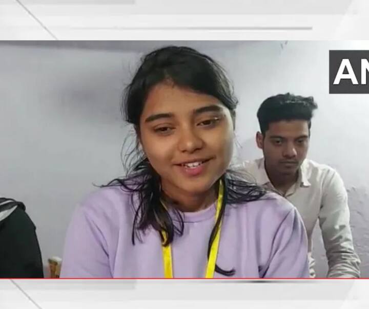 हिंदी माध्यमातून शिक्षण घेतलेल्या सानियाने सांगितले की, हिंदी माध्यमामध्य शिकूनही विद्यार्थीही यश मिळवू शकतात, फक्त तुमचं ध्येय पक्के असायला हवे. तुमच्यामध्ये हिंमत असेल तर तुमच्यासाठी काहीही अवघड नाही.  (PC : ANI)