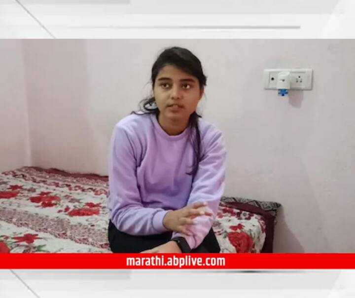 उत्तर प्रदेशातील (Uttar Pradesh) सानिया मिर्झा राष्ट्रीय सुरक्षा दलाची (NDA) परीक्षा उत्तीर्ण झाली आहे. यासोबतच सानिया मिर्झा ही देशातील पहिली मुस्लिम महिला फायटर पायलट (First Muslim Woman Fighter Pilot) बनण्याच्या तिच्या स्वप्नाच्या आणखी जवळ पोहोचली आहे.  (PC : ANI)