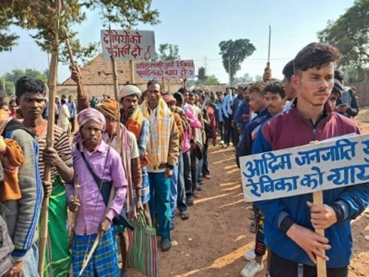 Jharkhand News Paharia community protested with arms demanding hanging of Rebika Paharia killer in Sahibganj Ranchi News: रेबिका को न्याय दिलाने के लिए पहाड़िया समाज ने किया प्रदर्शन, हत्या का मास्टरमाइंड अभी भी फरार