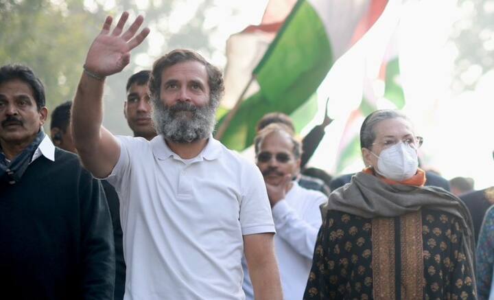 এ দিনের সভায় রাহুল বলেন, “প্রধানমন্ত্রীর কুর্সিতে বসে রয়েছেন নরেন্দ্র মোদি। কিন্তু আসলে দেশে আম্বানি-আদানির সরকার চলছে।”