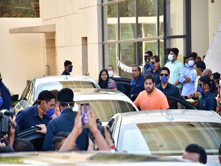 ईशा अंबानी (Isha Ambani) और उनके पति आनंद पीरामल (Anand Piramal) 24 दिसंबर 2022 यानी आज अपने दोनों जुड़वा बच्चों के साथ पहली बार मुंबई अपने घर पहुंचे हैं, जिसके लिए अंबानी फैमिली ने ग्रैंड पार्टी का आयोजन रखा.