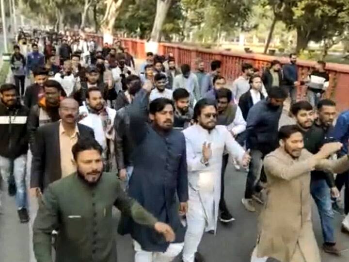 Aligarh Muslim University Uttar Pradesh Advocate liquor party at Old Boys Lodge students protest today ANN Aligarh News: थमने का नाम नहीं ले रहा AMU में वकीलों की शराब पार्टी का मामला, गुस्साए छात्रों ने किया प्रदर्शन