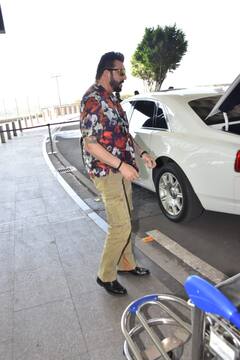 Sanjay Dutt: ఎయిర్‌పోర్టులో సంజయ్ దత్, ట్రెండీ లుక్‌లో మున్నా భాయ్