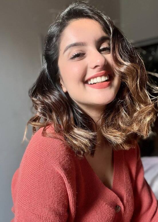 अभिनेत्री टुनिशा शर्माने आत्महत्या केलीय. एका मालिकेचे शुटिंग सुरू असताना सेटवरील मेकअप रूममध्ये गळफास घेऊन टुनिशाने जीवन संपवलंय.