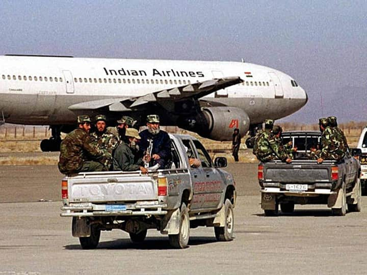 kandahar plane hijack indian airlines flight ic 814 hijacking on 24 december 1999 8 दिन तक सहमा रहा पूरा देश! 24 दिसंबर 1999 को जब अचानक गायब हो गया था भारतीय विमान, ऐसी थी कंधार प्लेन हाईजैक की कहानी