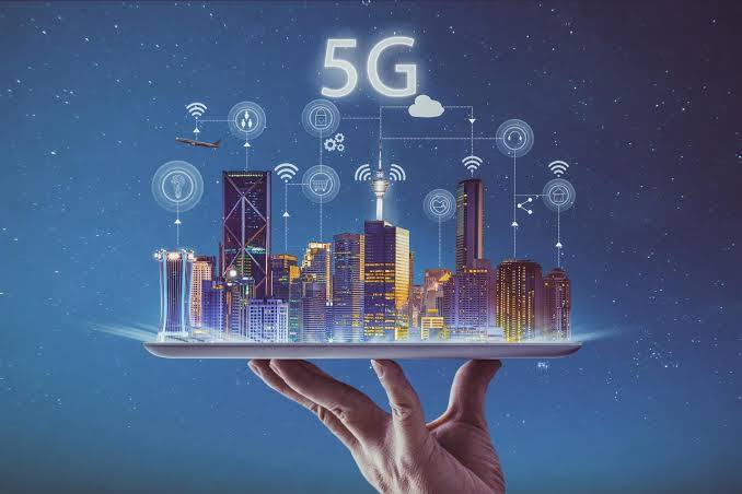 5G : भारत में 2022 में 5जी को रोलआउट किया गया है. 5जी इस साल अक्टूबर में इंडिया मोबाइल कांग्रेस 2022 के उद्घाटन के दिन लॉन्च किया गया था. इसे प्रधान मंत्री नरेंद्र मोदी ने लॉन्च किया था. 5जी लॉन्च होने के कुछ समय बाद भारत में दो प्रमुख टेलीकॉम ऑपरेटरों (रिलायंस जियो और भारती एयरटेल) ने देश के विभिन्न हिस्सों में अपने 5G नेटवर्क को रोल आउट करना शुरू किया था. अब देश भर के लगभग 60 शहरों में 5G कनेक्टिविटी उपलब्ध है.