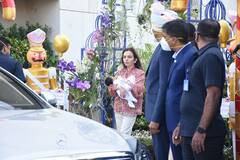 Isha Ambani Baby Photos: बेटी के बेबी को गोद में लेकर सातवें आसमान पर थी नीता अंबानी की खुशी, सामने आई खूबसूरत तस्वीरें