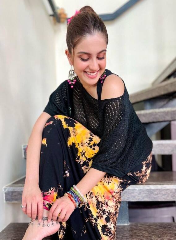 तिनं आज मालिकेच्या सेटवर मेकअप करतानाचा व्हिडीओ इन्स्टाग्रामच्या स्टोरीला टाकला आहे. शिवाय एक फोटो पोस्ट केला असून त्यात 'काही झालं तरी थांबायचं नाही' असं लिहिलं आहे.टुनिशा शर्माचा जन्म 4 जानेवारी 2002 रोजी चंदीगडमध्ये झाला होता. लहानपणापासूनच तिला अभिनयाची आवड होती.
