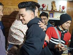 Ishan Kishan से मिले चिराग पासवान, गले लगाकर भावुक हुए क्रिकेटर ईशान, कहा- मुझे खुशी हुई... भैया मिलने आए