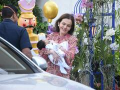 Isha Ambani Baby Photos: बेटी के बेबी को गोद में लेकर सातवें आसमान पर थी नीता अंबानी की खुशी, सामने आई खूबसूरत तस्वीरें