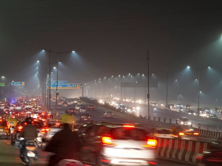 Delhi Weather Update: दिल्ली में मौसम की सबसे सर्द रात, हाड़ कंपाने वाली ठंड, कोहरे की वजह से येलो अलर्ट जारी Delhi Weather Update Meteorological Department warning of dense fog cold wave temperature visibility yellow alert Delhi Weather Update: दिल्ली में मौसम की सबसे सर्द रात, हाड़ कंपाने वाली ठंड, कोहरे की वजह से येलो अलर्ट जारी