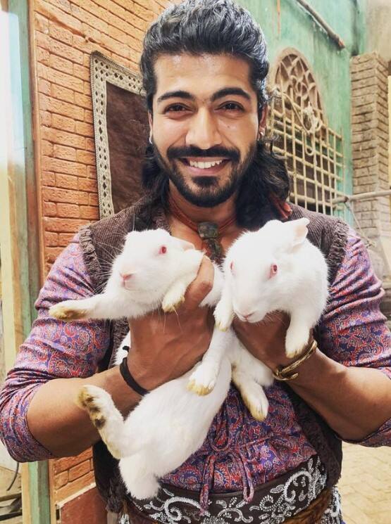 अभिनयाव्यतिरिक्त शीजानला बॉडीबिल्डिंगची आवड आहे, तो आपला जास्तीत जास्त वेळ जिममध्ये घालवतो