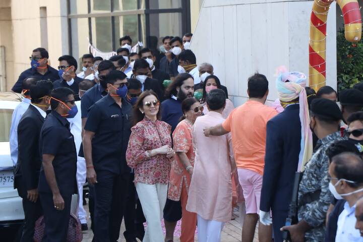 अपने ट्विंस बेबी के साथ इंडिया लौटीं ईशा अंबानी को लेने के लिए उनका पूरा परिवार एयरपोर्ट पर पहुंचा था.