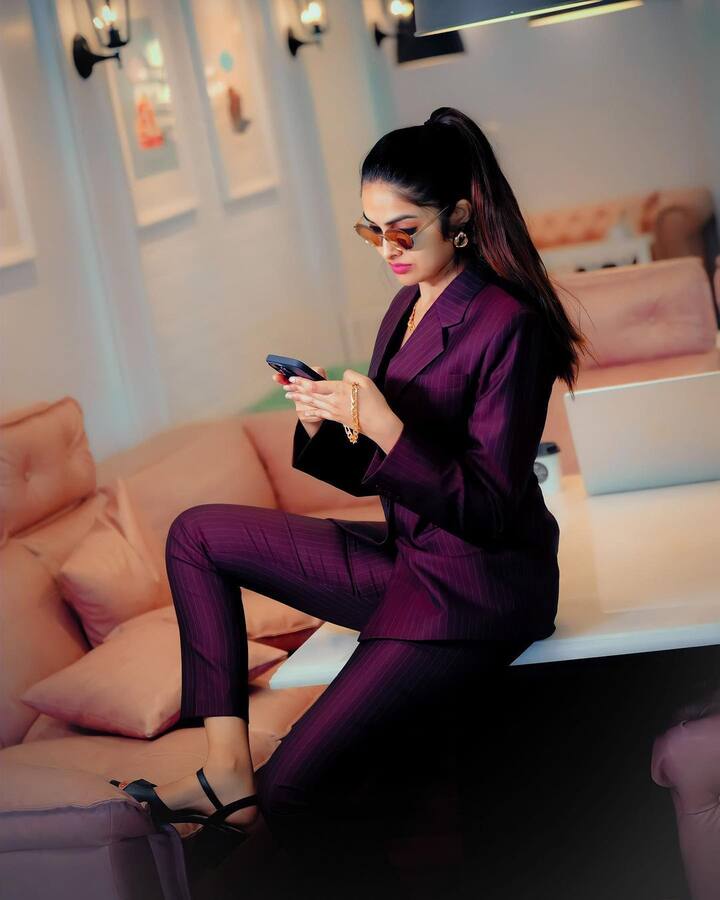 లేడీ బాస్ గా కనిపిస్తూ వావ్ అనిపిస్తుంది బిగ్ బాస్ బ్యూటీ దివి.  Image Credit: Divi/ Instagram