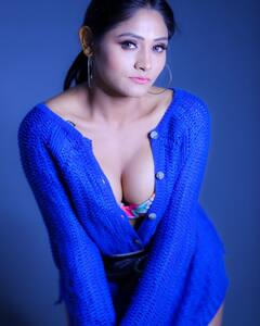 Shweta Sharma Winter Look: भोजपुरी हसीना श्वेता शर्मा ने स्वेटर के बटन खोलकर दिए ऐसे-ऐसे पोज, तस्वीरें देख थमी फैंस की सांसे