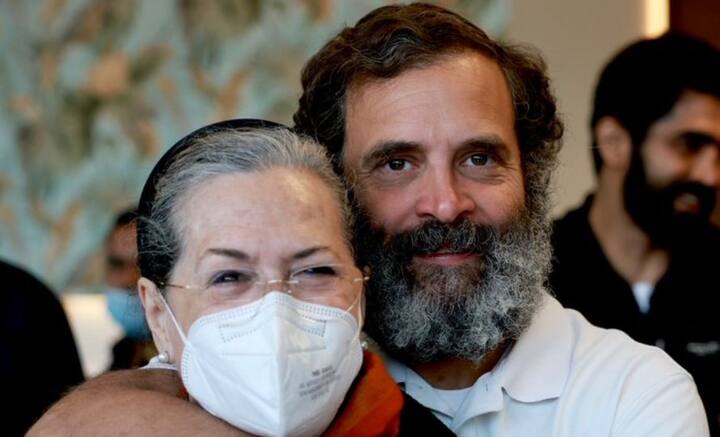 এর আগে, দক্ষিণেও রাহুলের পদযাত্রায় একবার যোগ দিয়েছিলেন সনিয়। সেখানেও মা-ছেলের স্নেহপ্রবণ মুহূর্ত ধরা পড়ে ক্য়ামেরায়। মায়ের জুতোর ফিতে বেঁধে দেওয়া থেকে, বয়সের কথা মাথায় রেখে তাঁকে গাড়িতে তুলে দেওয়ার মুহূর্ত সামনে আসে।