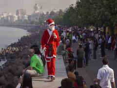IN PICS | People Dressed Up As Santa Claus Spreading Christmas Cheer Throughout Country